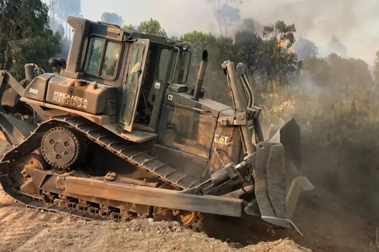 Máquina de rasto no combate a chamas